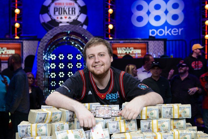 Joe McKeehen mit seinen frisch gewonnenen 7,7 Millionen Dollar, Quelle: WSOP.com Joe McKeehen mit seinen 7,7 Millionen Dollar, Quelle: WSOP.com