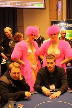 Ruthenberg wird ganz warm im Rücken Ruthenberg_Showgirls