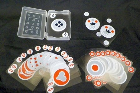 Ein durchsichtiges Deck? Geht das? Ja, es geht, wie uns Designer Pieter Woudt beweisen will. Die Karten sind auch absolut wasserdicht und absolut unspielbar außer für Kinder, die es cool finden. Transparent