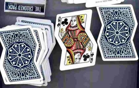 Wer hier mischen muss, hat schon verloren. Der Gag bei diesen Karten soll sein, dass sie “crooked” sind, also gezinkt und somit ein Sprachwitz. Witzigkeit kennt keine Grenzen. a96793_a492_crocked_card