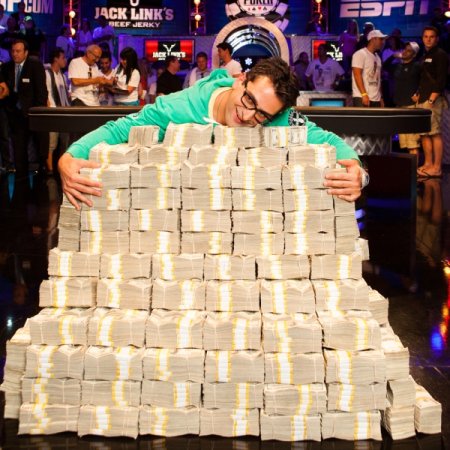 Antonio Esfandiaris Sieg beim Big One for One Drop für sage und schreibe 18,3 Millionen Dollar aus dem Jahr 2012 steht wie kein Zweites für die Buy-in- und Preisgeld-Inflation der letzten Jahre. Es gibt immer mehr Highroller-Turniere, auch in diesem Jahr wird es bei der WSOP wieder ein Big One for One Drop geben. 9_antonio_esfandiari_wsop_2