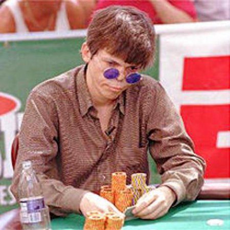 Dieses Bild von No-Limit-Legende Stu Ungar ist ebenfalls ein Evergreen. Nachdem er von Alkohol und Kokain gezeichnet war und er sich wegen verschiedener Probleme weitgehend aus der Pokerwelt zurückgezogen hatte, schaffte er 1997 nochmal den Sieg bei der WSOP. Bei diesem letzten öffentlichen Auftritt sprach Ungar die berühmten Worte: “Niemand hat mich jemals mit den Karten besiegen können. Der einzige, der mich jemals schlagen könnte bin ich selbst.“ Am 22. November 1998 starb Ungar allein in einem Motelzimmer an einem Herzinfarkt. 470_18339