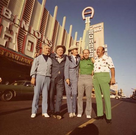 Und weil es so schön ist, direkt nochmal in Farbe die wichtigsten Akteure der damaligen Highroller-Szene Johnny Moss, Chill Wills, Amarillo Slim, Jack Binion und Puggy Pearson vor dem Binion’s Horseshoe. 0009497