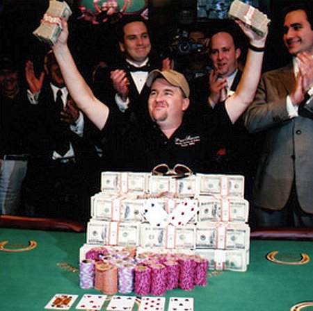 Ein Bild, das wie kein zweites für den Beginn des Pokerbooms steht. Die Moneymaker-Story war wie ein Märchen und den Fotographen war zu dem Zeitpunkt mit Sicherheit nicht bewusst, dass es in der Pokergeschichte ein “vor Moneymaker” und ein “nach Moneymaker” geben würde. moneymaker
