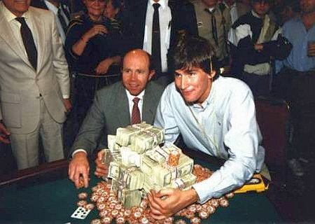 Dieses Bild von Phil Hellmuths WSOP-Sieg aus dem Jahr 1989 wird bei den ESPN-Übertragungen alljährlich ausgegraben. Es illustriert den damals jungenhaften Charme von Hellmuth und die einstige “Unschuld” von Poker vor der Holecard-Cam, Online-Poker und Superuser-Skandal. PHellmuth19891