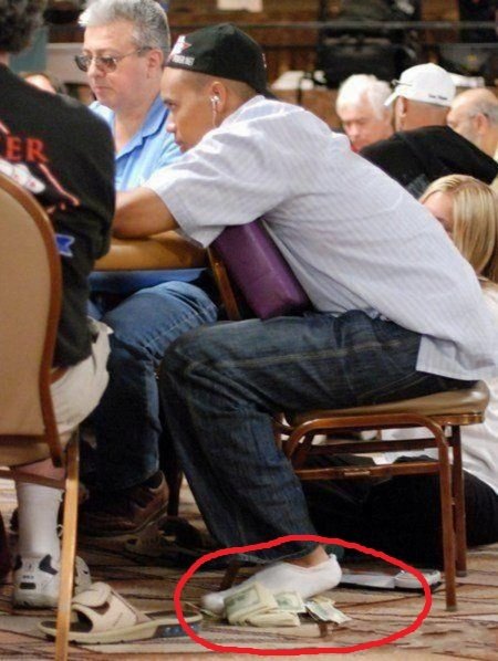 Dieses Bild von Phil Ivey steht metaphorisch für die Einstellung der Poker-Pros zum lieben Geld. Unklar ist, wie viel Geld da überhaupt auf dem Boden liegt und ob Ivey es überhaupt weiß… phil_ivey_wad_of_cash