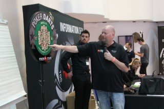Raymond van Barneveld beim Raymond van Barneveld psc monte carlo 2017 (7)
