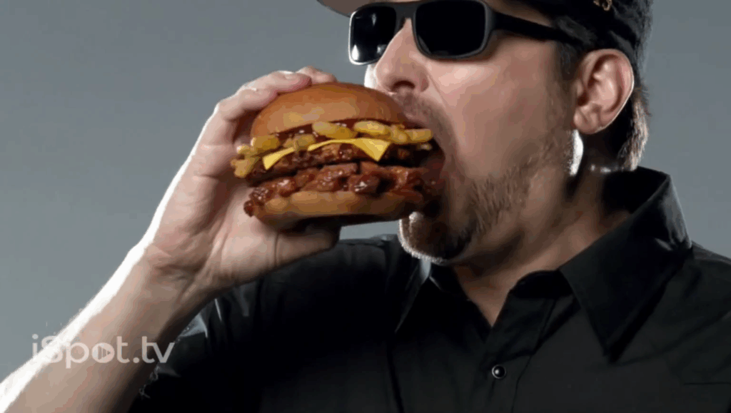Während der Pandemie biss ich beim Essen riesige Stücke ab, um die Maske kurz zu halten. Später sahen die Kameras mich ständig dabei – die Videos wurden viral, selbst mein Sandwich-Fleisch wurde zum Running Gag.