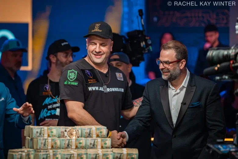 Früher nahm kaum jemand Anstoß an Sponsorenlogos. Eine Ausnahme war ClubWPT Gold: Vor dem Finaltisch wurde Adam Hendrix aufgefordert