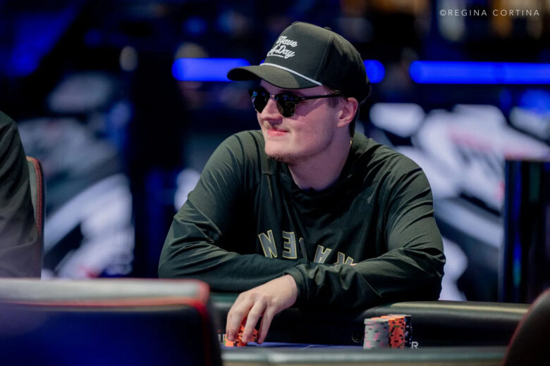 Lucas Jumalon, Pokerprofi aus Washington, gewann $23K beim $400 NLHE Accelerated Format 2025. Sein Studium in Business und Data Analytics brachte ihn zu Poker