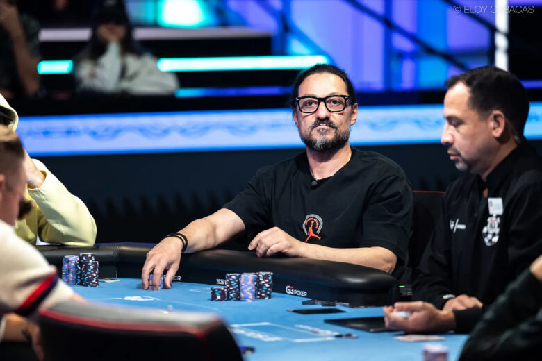 Evagoras Evagorou, Freizeitspieler seit 2009, erzielte sein größtes Cash ($45K) 2022. Beim WSOP Main Event 2026 startet er erstmals am Final Table – mit 15 BB als Shortstack.