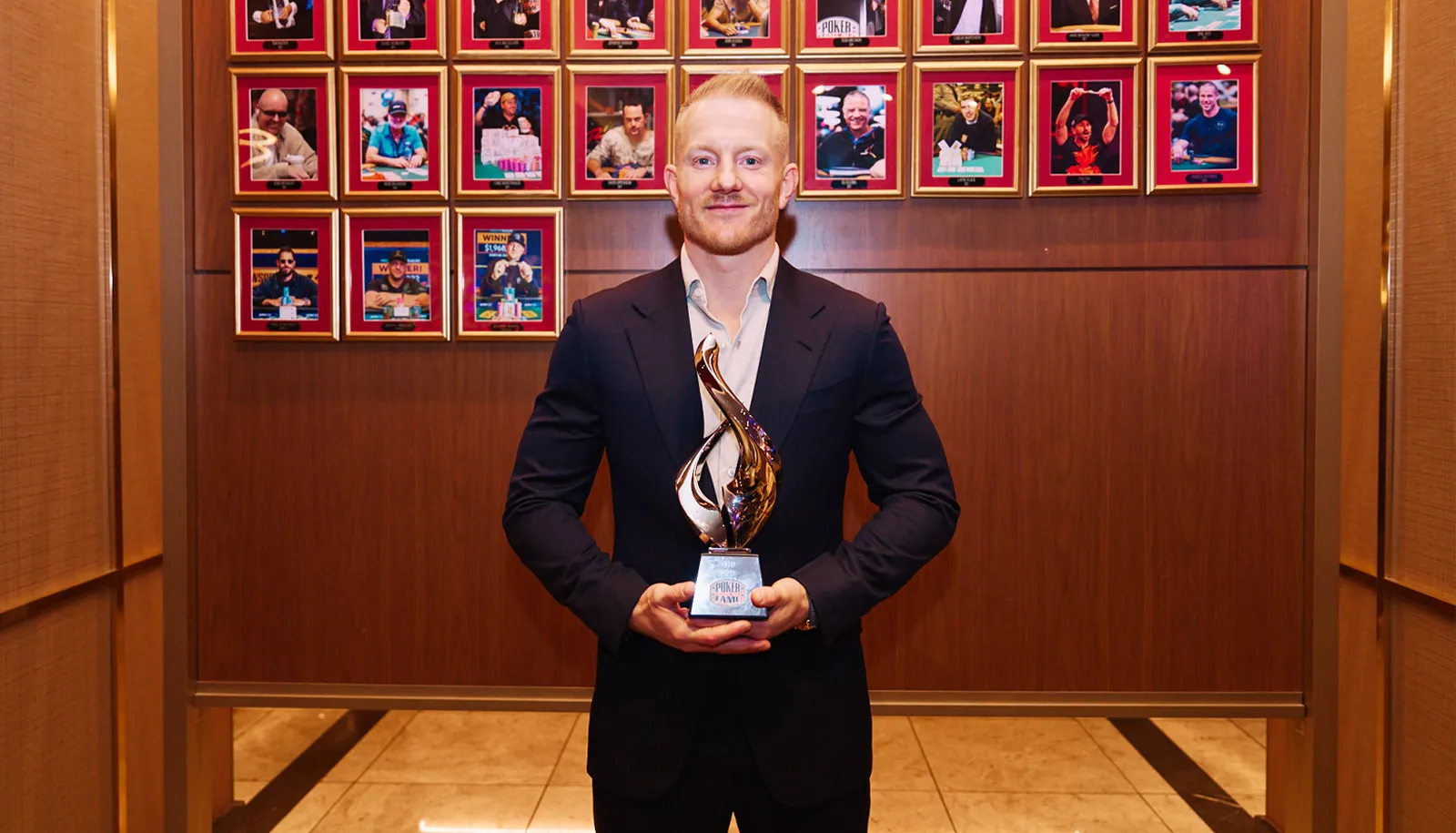 Jason Koon wurde im August 2026 jüngstes Mitglied der Poker Hall of Fame. Der Triton-Star und PokerStars-Botschafter hat einen makellosen Ruf – die Wahl war unumstritten.