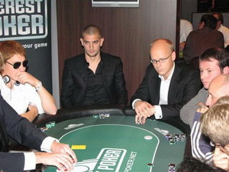 Mladen Petric HSV_Petric_mit_Sportfive_Chef_Westermann