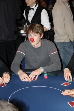 Malte Strothmann hat eine Wette verlorenund läuft deswegen als Clown auf. Malte_Strotmann_Rote_Nase