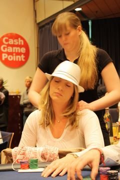 Unsere Pokerweltmeisterin Katja Thaterlässt sich stundenlang massieren katja_thater
