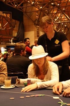 Durchgehend durchgeknetet: Katja Thater thater_kaffee_massage
