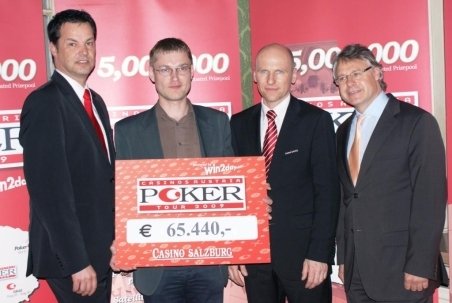 Pokermanager Edgar Stuchly, Gewinner Thomas Hofmann, Pokermanager Salzburg Christian Schwaninger und Casinodirektor Kurt Pipal CAPT_Salzburg