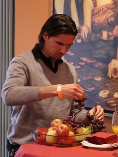 Brdaric kann jetzt in Ruhe Obst essen -Fortuna Düsseldorf daddelt in der drittenLiga und er ist auch im Turnier an der Railgestrandet brdaric_obst