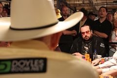 Ein Blick auf Todd Brunson über Doyles Schulter doyle_todd_brunson