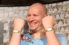 Greg “FBT” Mueller präsentiertstolz seine zwei Bracelets greg_fbt_mueller_2nd_bracelet