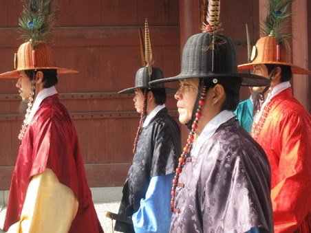 Männer mit sonderbaren Hüten in Seoul seoul_5