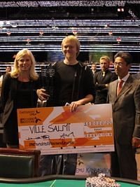 Ville Salmi gewinnt das Main Event Ville_Salmi_Sieger