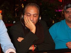 Shah in sich gekehrt shah_mit_musik