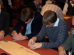 Mohr und Weigel bestaunenihre Holecards was_haben_wir_denn_da_