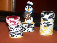 Ein Pinguin hält wacht überdie Chips pinguin