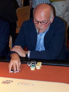 Schepers sitzt seit Anbeginnmit Zigarillo am Tisch schepers_mit_zigarillo