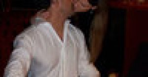 Zomorrodi_gewinnt_eine_Hand