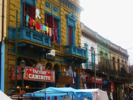 Bunte Farben trotzen der Melancholie der Stadt Quelle: carstenweidling.de Streets_of_Buenon_Aires