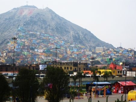 Viele kunterbunte Häuser in Lima Quelle: carstenweidling.de Lima3