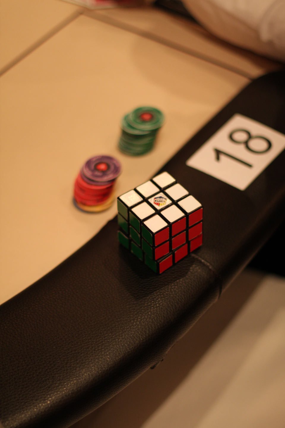 rubiks_cube_am_tisch rubiks_cube_am_tisch