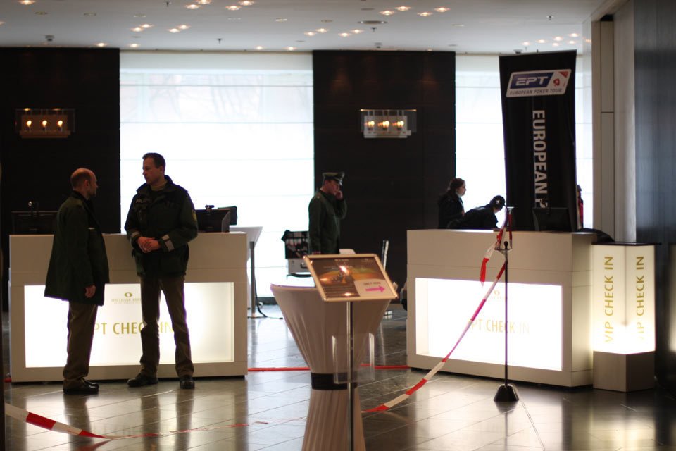 Polizei in der Lobby Polizei_in_der_Lobby