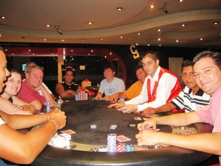 In fröhlicher Runde beim bolivianischen Turnier Quelle: carstenweidling.de PO2