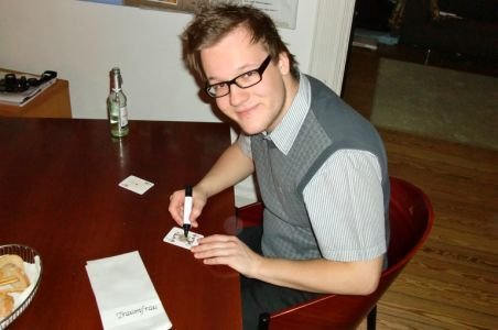 Marc Gork signiert die schicksalhafte Sieben Gork_Autogramm
