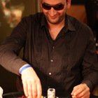 Aslanidis freut sichüber die Chips vonLennart Holz aslanidis