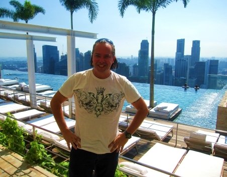 Carsten Weidling auf dem Dach des “Sands” Quelle: carstenweidling.de Icke_auf_dem_Dach_des_Sands_singapur__3_