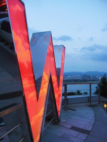 Auf dem Dach des Walker Hill Quelle: carstenweidling.de Vor_dem_Walker_Hill_Seoul