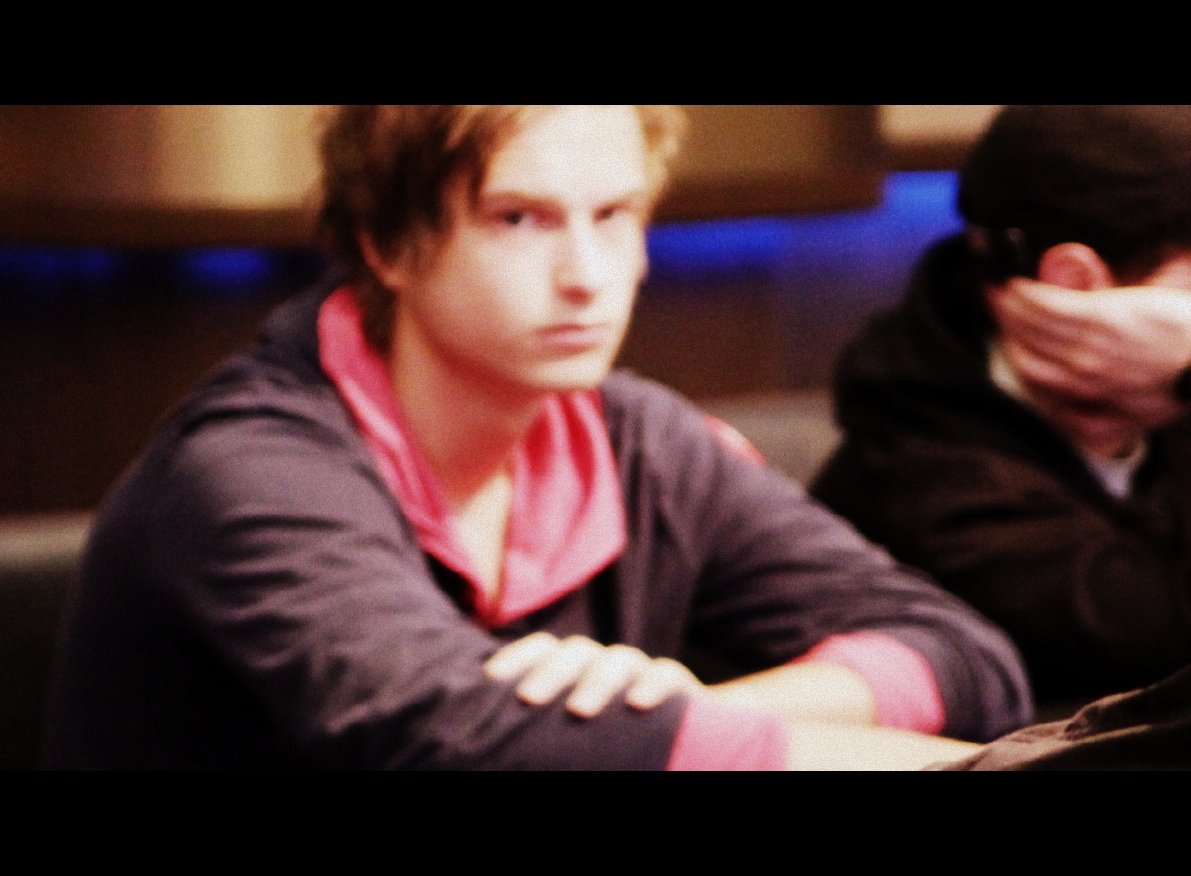 Viktor Blomam TV-Tisch viktor_blom_unscharf