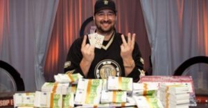 Phil Hellmuth schreibt mit seinem 13. Bracelet in Cannes Pokergeschichte Phil Hellmuth schreibt mit seinem 13. Bracelet in Cannes Pokergeschichte