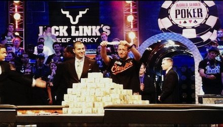 Ein sichtlich gerührter Greg Merson reckt sein Bracelet in die Höhe Greg Merson
