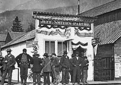 Das falsche Telegrafenamt Skagway_js_parlor_1898