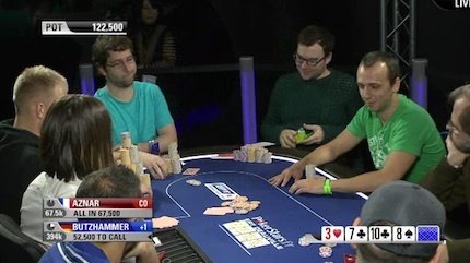 Tobias Butzhammer (in türkis) am Featured-Table. Auf das All-In in der abgebildeten Hand foldete er übrigens offen Jacks, während sein Gegner ein geturntes Achter-Set zeigte. Thomas Butzhammer am Featured-Table