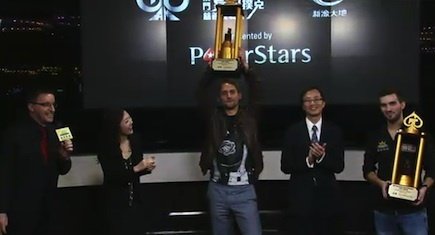 Niklas Heinecker präsentiert den Sieger-Pokal Niklas Heinecker bei den Asia Millions 2013