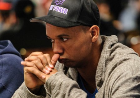 Phil Ivey mit IveyPoker-Kappe und Siegchancen… Phil Ivey