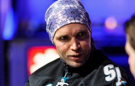 Martin Hanowski präsentiert deroweil die neueste Badekappen-Mode und spielt sich nach ganz vorn Martin Hanowski
