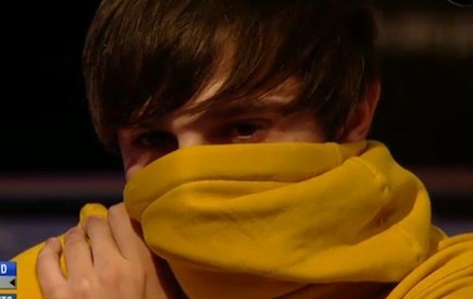 Leo McClean versteckt sich in seinem Hoodie Leo McClean