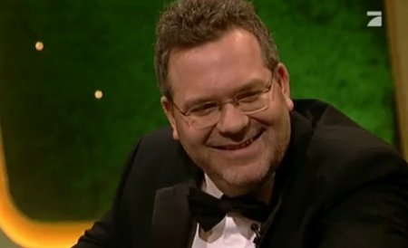 Pokernacht-Absahner Elton hat meist gut lachen bei der Show… Elton_lacht